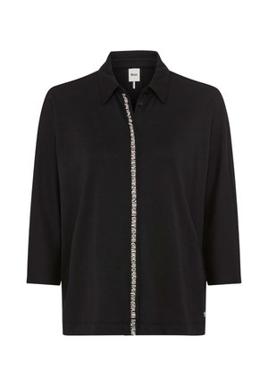 Maglietta nera a maniche lunghe con colletto, maniche di lunghezza media e una linea verticale di piccole decorazioni argentate lungo il davanti.