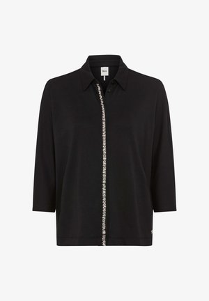 Maglietta nera a maniche lunghe con colletto, maniche di lunghezza media e una linea verticale di piccole decorazioni argentate lungo il davanti.