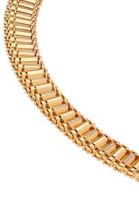 Arany színű lánc nyaklánc téglalap alakú láncszemekkel, beágyazott strasszokkal és texturált mintázattal. Simább és fényes bevonat.