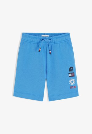Blauwe peutershort met elastische tailleband en trekkoord, met zon-, golf- en vlagpictogrammen en de tekst "EST.85" op het rechterbeen.