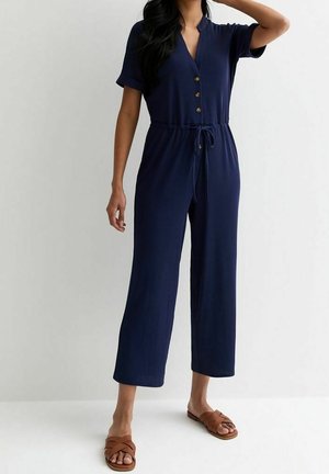 Marineblauer Overall aus weichem Stoff, mit V-Ausschnitt, kurzen Ärmeln, Knopfdetail, Kordelzug in der Taille und weitem Bein.