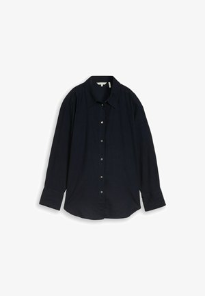 Chemise noire à manches longues avec boutons, col pointu et poignets boutonnés, posée à plat sur fond blanc.