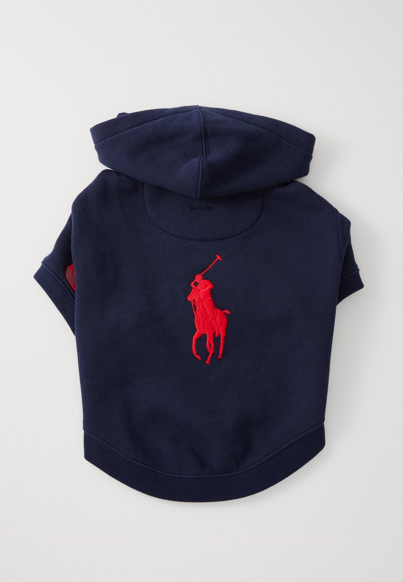 Tamsiai mėlynas džemperis su gobtuvu, pagamintas iš medvilnės, su dideliu raudonu išsiuvinėjimu polo žaidėjo logotipo ant nugaros ir trumpomis rankovėmis.