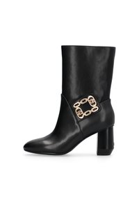Czarna skórzana botka za kostkę z ostrym noskiem, masywnym obcasem i z�łotym łańcuszkiem na boku. Gładka faktura i elegancki design.