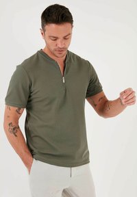 Buratti REGULAR FIT - Polotričko - khaki