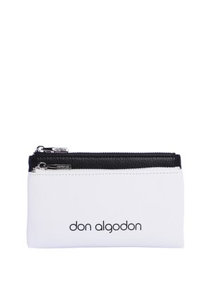 Dos bolsitas de cuero con cremallera, una negra y una blanca, apiladas con "don algodon" impreso en la parte frontal de la bolsita blanca.