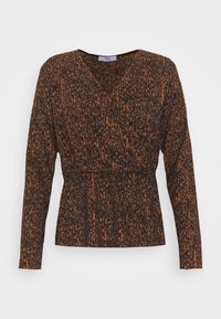 Maglietta marrone a maniche lunghe con un motivo astratto arancione, scollatura a V e vita arricciata per una silhouette aderente. Realizzata in tessuto testurizzato.