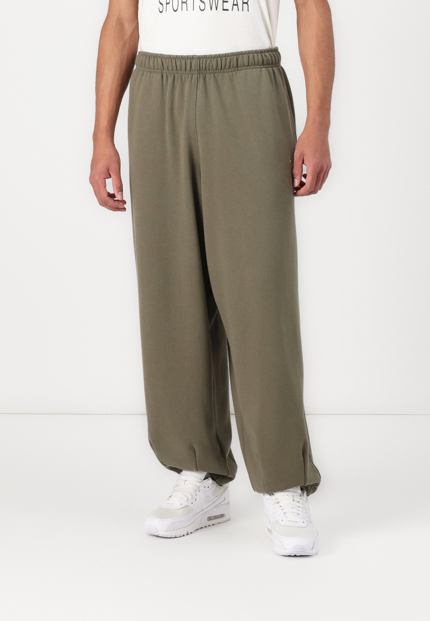 Nike Sportswear CLUB CUFF PANT - Tracksuit bottoms - medium olive