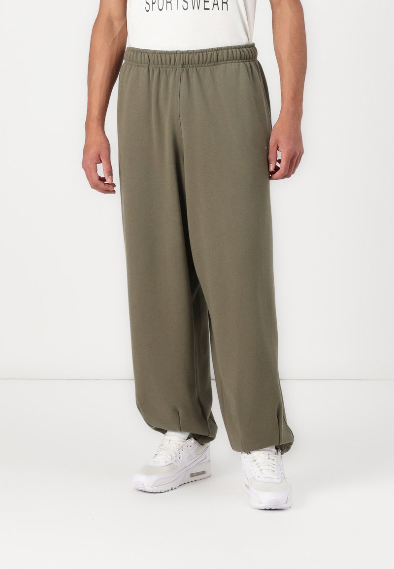 Nike Sportswear - CLUB CUFF PANT  - Tracksuit bottoms - medium olive, Enlarge