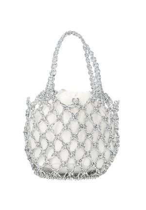 Geantă din plasă cu zale argintii care ține o săculeț moale, alb, cu șnur și două mânere care se extind în sus.