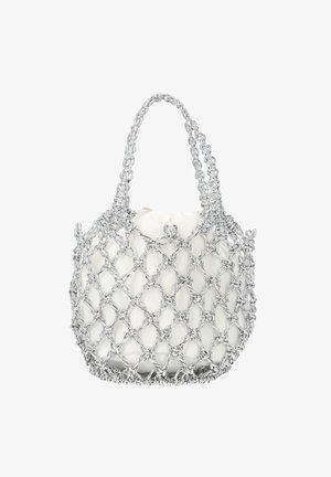 Geantă din plasă cu zale argintii care ține o săculeț moale, alb, cu șnur și două mânere care se extind în sus.