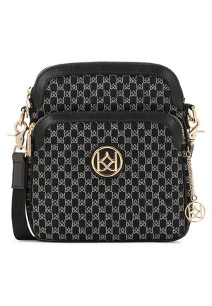 Sort crossbody-taske med gentaget hvidt geometrisk mønster, guld lynlås og cirkulært guld logoemblem på forlommes front.