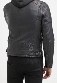 Schwarze Lederjacke mit Kapuze, ausgestattet mit einem taillierten Design, strukturierten Ärmeln und verstellbaren Riemen an der Taille für eine maßgeschneiderte Passform.