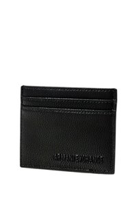 Portafoglio in pelle nera con finitura texture, quattro slot per carte e logo "ARMANI EXCHANGE" inciso sul davanti. Design compatto.