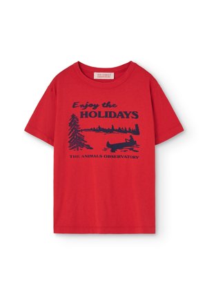Rød t-shirt med korte ærmer med marineblåt tryk, der viser en person, der padler kano nær træer og tekst "Enjoy the Holidays" og "The Animals Observatory."