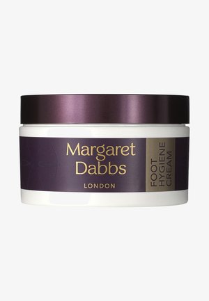 Rund vit behållare med ett mörklila metallock. Etiketten har guldtext: "Margaret Dabbs London Foot Hygiene Cream." En enkel design.