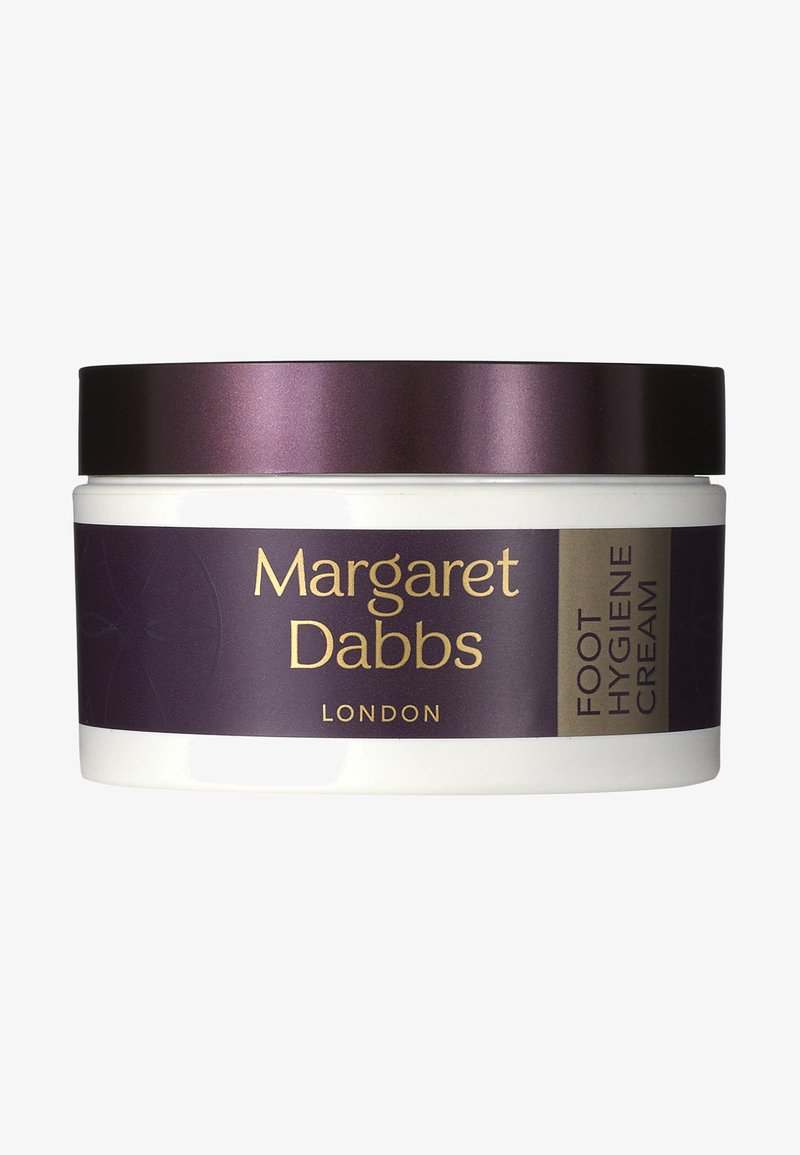Rund vit behållare med ett mörklila metallock. Etiketten har guldtext: "Margaret Dabbs London Foot Hygiene Cream." En enkel design.