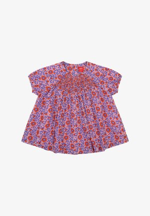 Bloemenjurk in paars, met een gerimpeld lijfje, korte mouwen en levendige rode en blauwe bloemenpatronen. Lichtgewicht, vloeiende stof.