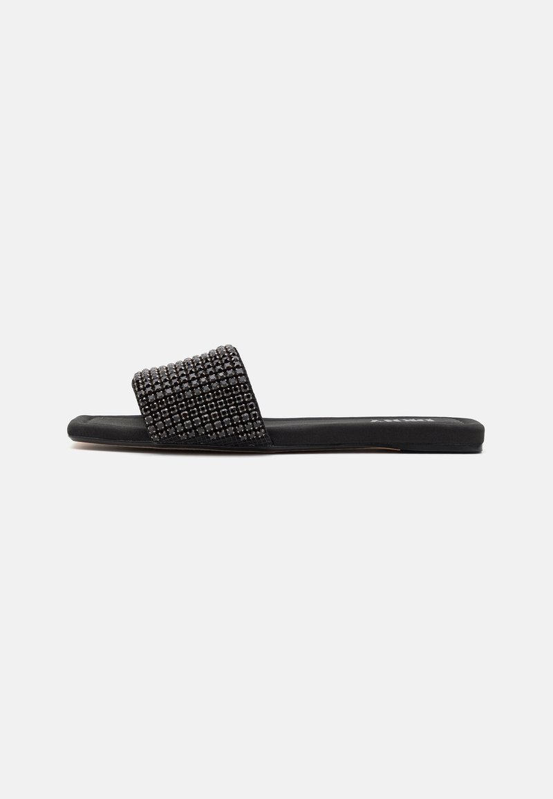 Sandale à glissière noire avec une lanière tissée texturée agrémentée d'accents scintillants, semelle plate et design minimaliste. Convient pour un usage décontracté.