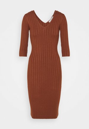 Robe en maille côtelée brun rouille avec col en V et manches trois-quarts, silhouette ajustée, ourlet longueur genou.