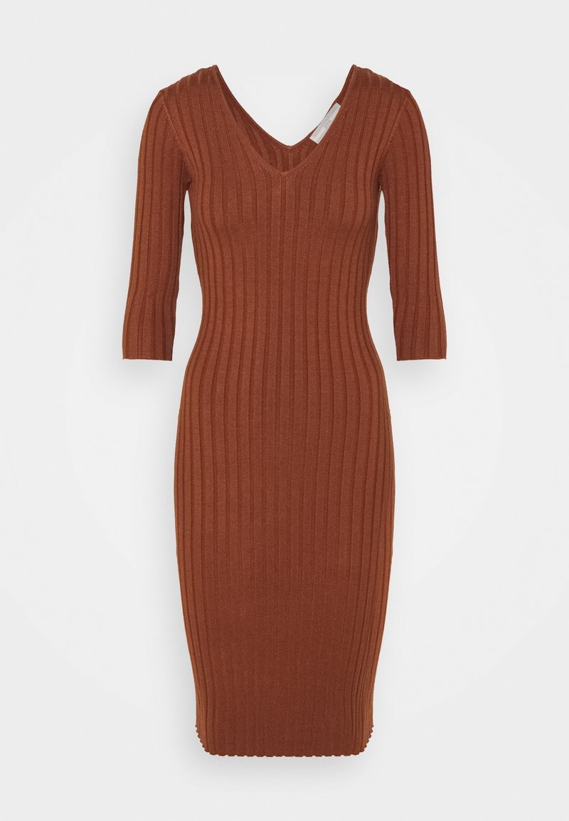 Robe en maille côtelée brun rouille avec col en V et manches trois-quarts, silhouette ajustée, ourlet longueur genou.
