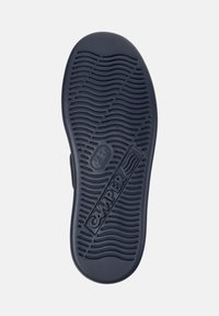 Navy-Schuhsohle mit einem wellenförmigen Profil, das das "Camper"-Logo zeigt, betont Grip und Haltbarkeit.