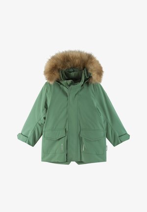 Casaco parka verde com capuz forrado a pelo, duas grandes bolsos frontais e uma textura suave. Apresenta fecho através de zíper e punhos ajustáveis.
