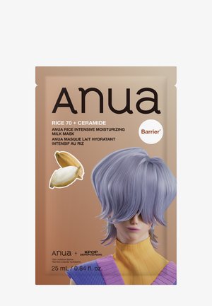 Verpackung der Anua Rice Intensive Moisturizing Milk Mask mit Reiskörnern und einer animierten Figur mit lila Haaren, die ein gelbes Oberteil trägt.
