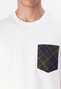 Barbour BARBOUR ARNSIDE TARTAN POCKET T-SHIRT - Triko s potiskem - white