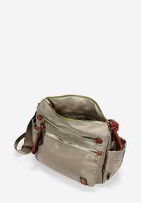 Bolso bandolera de nailon taupe con múltiples bolsillos con cremallera, detalles en metal dorado y una textura suave. Cuenta con una larga correa ajustable.
