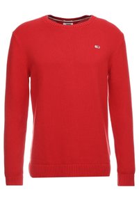 Roter Strickpullover mit Rundhalsausschnitt, gerippten Bündchen und Saum, mit einem kleinen Logo auf der Brust. Sanfte Textur und reguläre Passform.
