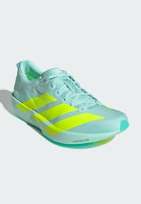 Scarpa da corsa leggera in verde menta con accenti giallo neon, tomaia in rete testurizzata e design aerodinamico. Caratterizzata da suola Lightstrike Pro.