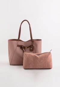 Różowa skórzana torba na ramię z brązowymi paskami i złotymi dodatkami, w zestawie z mniejszą różową zamszową saszetką z zamkiem błyskawicznym.