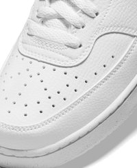 Białe skórzane sneakersy z teksturowaną cholewką, perforacjami zapewniającymi oddychalność, płaskimi sznurówkami oraz amortyzowaną podeszwą o subtelnym wzorze.