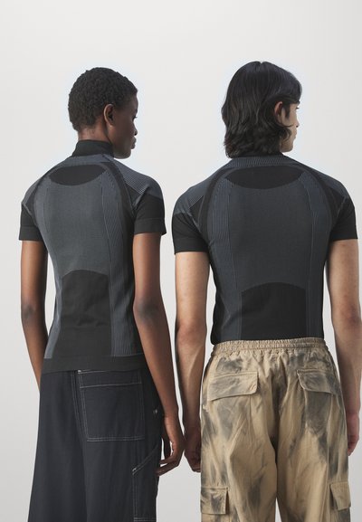 MISBHV SPORT EUROPA QUARTER ZIP - T-shirt estampada - muted black