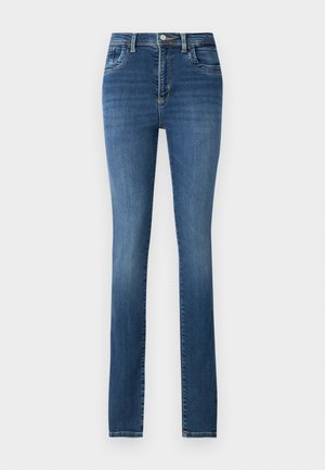 Plave traperice s ravnim krojem, pet džepova, zatvaranjem na dugme i patentni zatvarač, te izblijeđenim pranjem s suptilnim detaljima struganja.