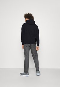 Carhartt WIP HOODED CHASE - Jersey con capucha - dark navy/gold