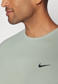 Nike Performance DRI-FIT UV HYVERSE - Topper langermet - jade horizon/black