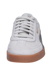 Hellgraue Wildledersneaker mit Schnürdesign, Gummisohle und kleinem schwarzen Logo an der Seite. Hat eine glatte Textur und eine abgerundete Spitze.