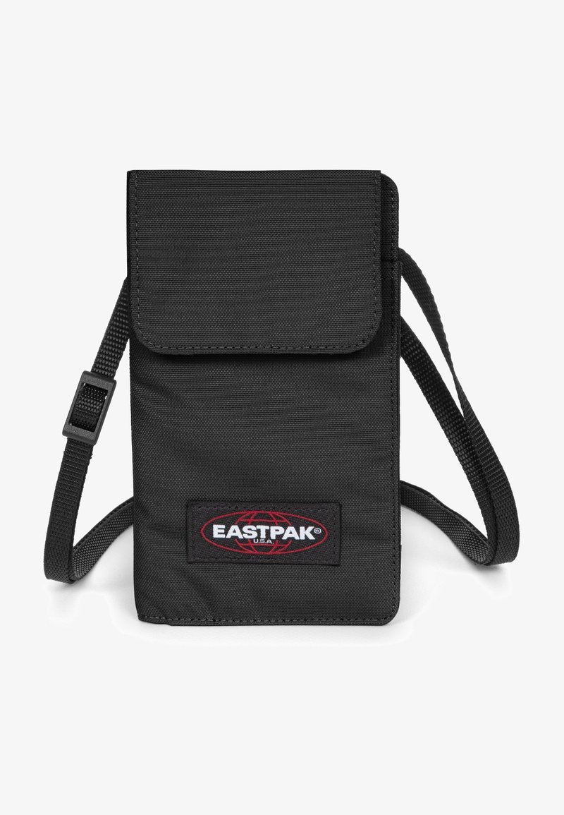 Petit sac d'épaule noir en tissu avec fermeture à rabat et bandoulière ajustable, marqué du logo Eastpak à l'avant.