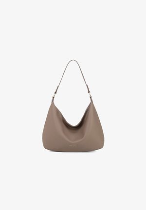 Sac hobo en cuir marron doux avec une forme courbée, une seule bandoulière et un accent doré sur le devant. Fini texturé.