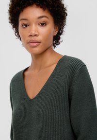 s.Oliver MIT V-AUSSCHNITT - Strickpullover - olivgrün