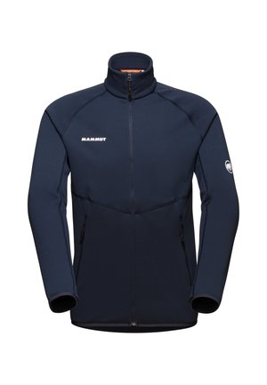Marineblauwe fleecejack met hoge kraag, volledige rits en contrasterende stiksels. Voorzien van twee voorzakken met rits en een logo op de borst en de mouw.