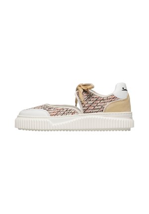 Sneaker modello basso con tessuto intrecciato beige, punta bianca, suola spessa bianca scanalata, tallone in pelle scamosciata beige e lacci beige annodati a fiocco.
