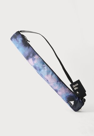 Langer zylindrischer Beutel mit blau-violettem Batikmuster, schwarzem Tragegurt, Reißverschluss und schwarzem Etikett mit der Aufschrift "Drink Me."