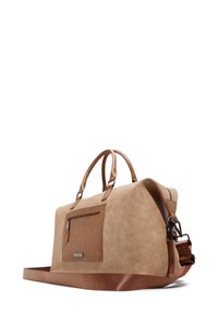 Borsa da viaggio beige in finta pelle, con accenti marroni, una tasca frontale con zip, manici doppi e una tracolla rimovibile.