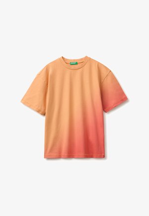 Katoenen T-shirt met korte mouwen en een verloop van perzik naar koraal, ronde hals en een klein geborduurd logo op de linkerborst.