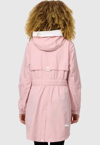Rosa regenjas met een capuchon, elastische tailleband, drukknoopsluiting op de achterkant en een witte binnenkraag. Gladde, lichte stof.