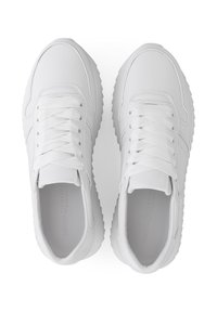 Baskets blanches en cuir lisse avec un bout rond et une semelle en caoutchouc épaisse. Présentent des lacets blancs et des détails de couture discrets.