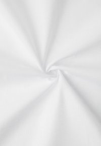 Bílá látka, hladká textura, lehká, splývá ve spirálovém vzoru, bez viditelných vzorů nebo ozdob, jednoduchý a čistý vzhled.